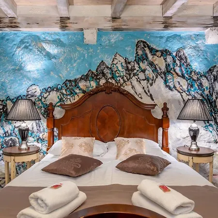 Historic Plaza Varos