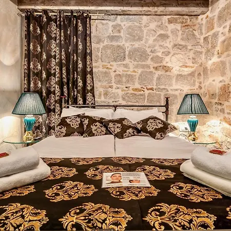 Historic Plaza Varos Hotel Split