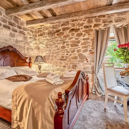 Historic Plaza Varos 4*