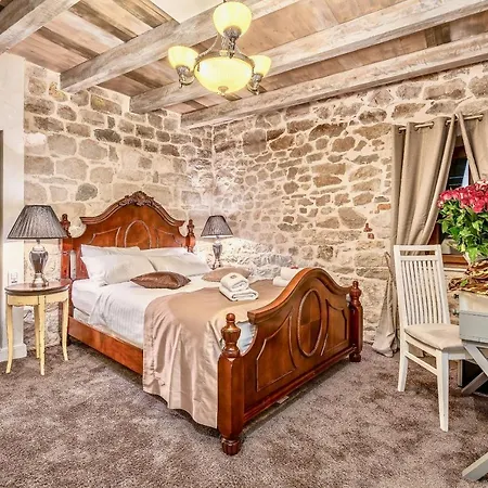 Historic Plaza Varos 4* Split