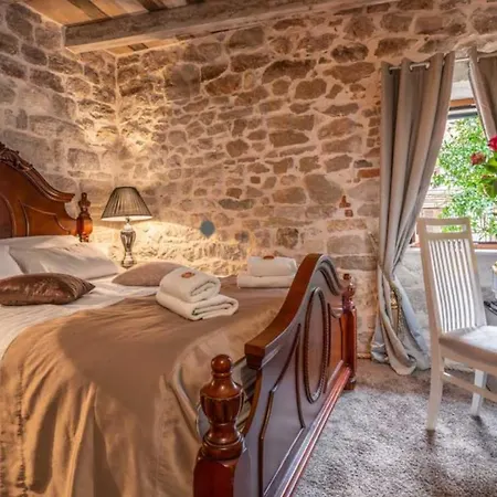 Historic Plaza Varos Hotel 4*