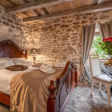 Historic Plaza Varos 4* Split