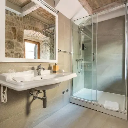 Historic Plaza Varos Hotel