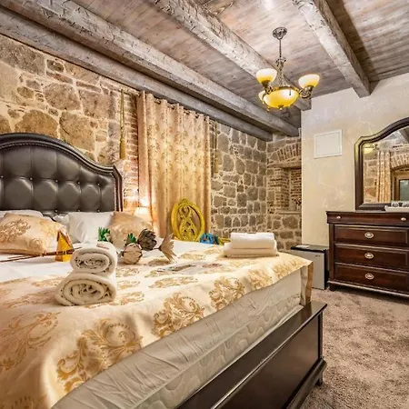 Historic Plaza Varos Hotel Split