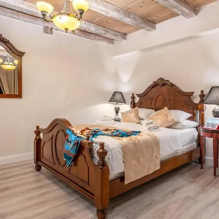 Hotel Historic Plaza Varos